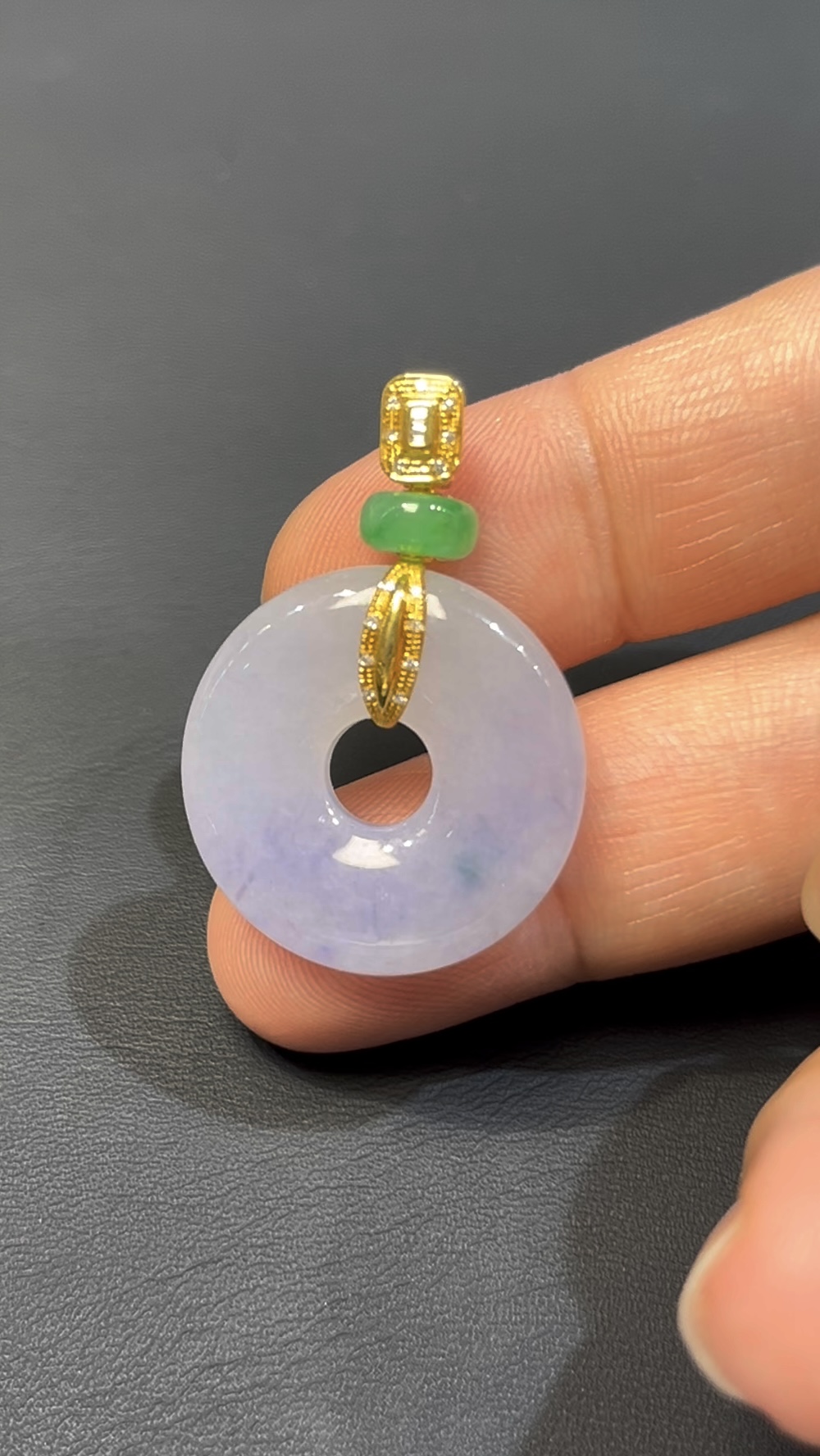 紫羅蘭翡翠平安環吊墜|編號#590|天然翡翠 × 18K黃金扣|圓滿平安 × 高貴典雅翡翠推薦 5 紫羅蘭翡翠平安環吊墜|編號#590|天然翡翠 × 18K黃金扣|圓滿平安 × 高貴典雅翡翠推薦 - Image 5