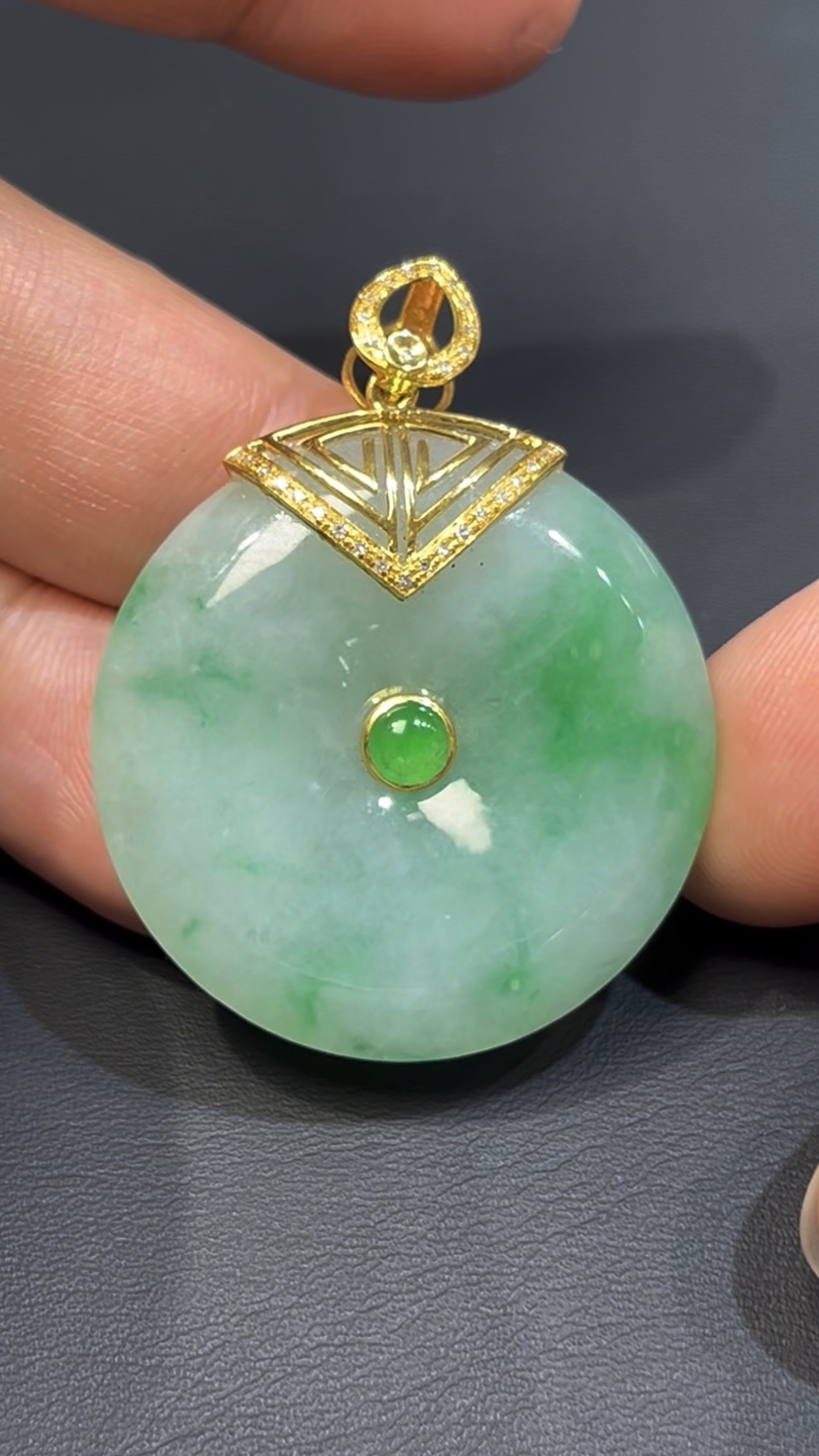 飄綠花翡翠平安扣吊墜|編號#591|天然翡翠 × 18K黃金扣|平安順遂 × 福氣吉祥翡翠推薦 1 飄綠花翡翠平安扣吊墜|編號#591|天然翡翠 × 18K黃金扣|平安順遂 × 福氣吉祥翡翠推薦