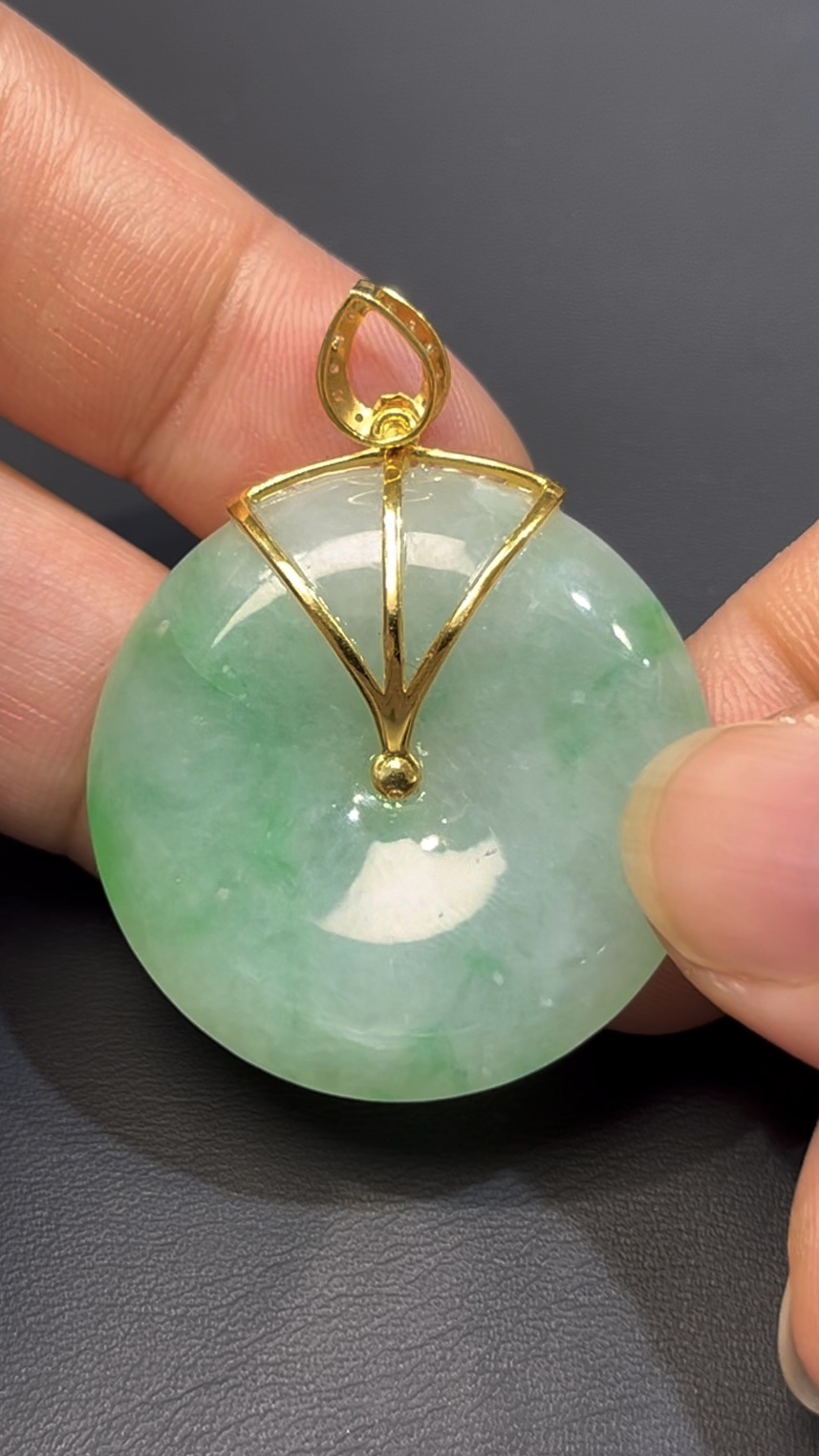 飄綠花翡翠平安扣吊墜|編號#591|天然翡翠 × 18K黃金扣|平安順遂 × 福氣吉祥翡翠推薦 2 飄綠花翡翠平安扣吊墜|編號#591|天然翡翠 × 18K黃金扣|平安順遂 × 福氣吉祥翡翠推薦 - Image 2