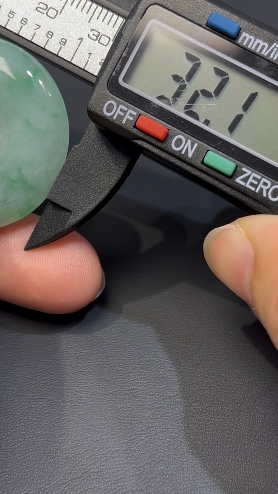 飄綠花翡翠平安扣吊墜|編號#591|天然翡翠 × 18K黃金扣|平安順遂 × 福氣吉祥翡翠推薦 3 飄綠花翡翠平安扣吊墜|編號#591|天然翡翠 × 18K黃金扣|平安順遂 × 福氣吉祥翡翠推薦 - Image 3