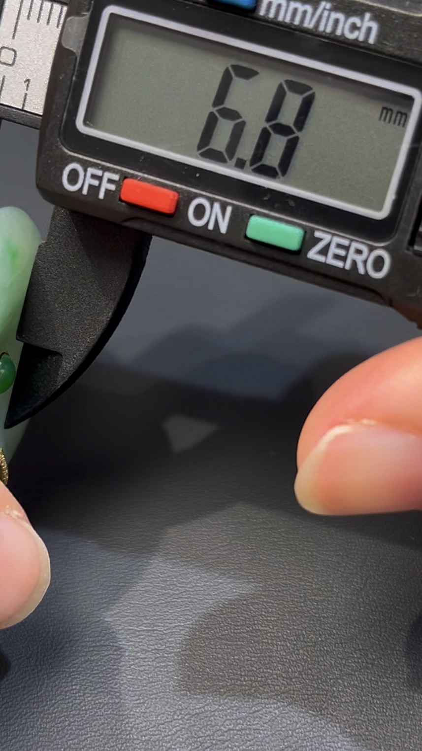 飄綠花翡翠平安扣吊墜|編號#591|天然翡翠 × 18K黃金扣|平安順遂 × 福氣吉祥翡翠推薦 4 飄綠花翡翠平安扣吊墜|編號#591|天然翡翠 × 18K黃金扣|平安順遂 × 福氣吉祥翡翠推薦 - Image 4