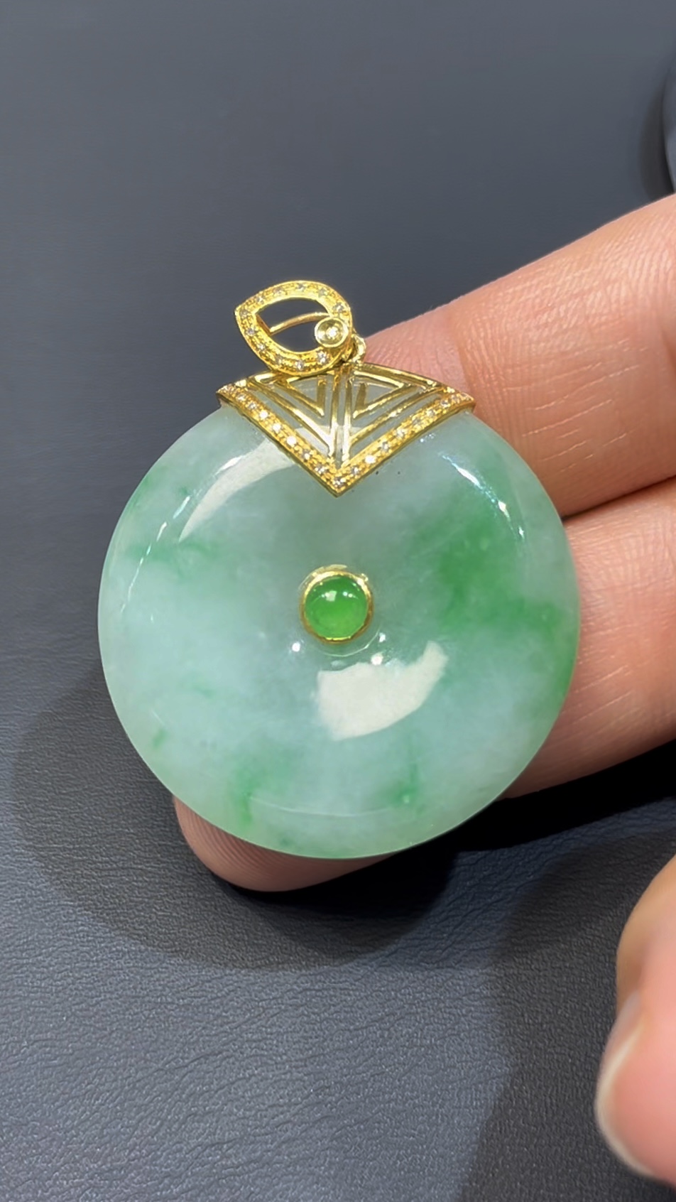 飄綠花翡翠平安扣吊墜|編號#591|天然翡翠 × 18K黃金扣|平安順遂 × 福氣吉祥翡翠推薦 5 飄綠花翡翠平安扣吊墜|編號#591|天然翡翠 × 18K黃金扣|平安順遂 × 福氣吉祥翡翠推薦 - Image 5