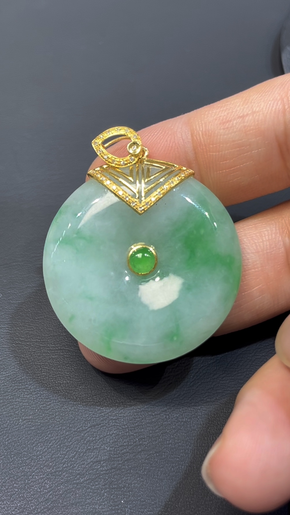 飄綠花翡翠平安扣吊墜|編號#591|天然翡翠 × 18K黃金扣|平安順遂 × 福氣吉祥翡翠推薦 6 飄綠花翡翠平安扣吊墜|編號#591|天然翡翠 × 18K黃金扣|平安順遂 × 福氣吉祥翡翠推薦 - Image 6
