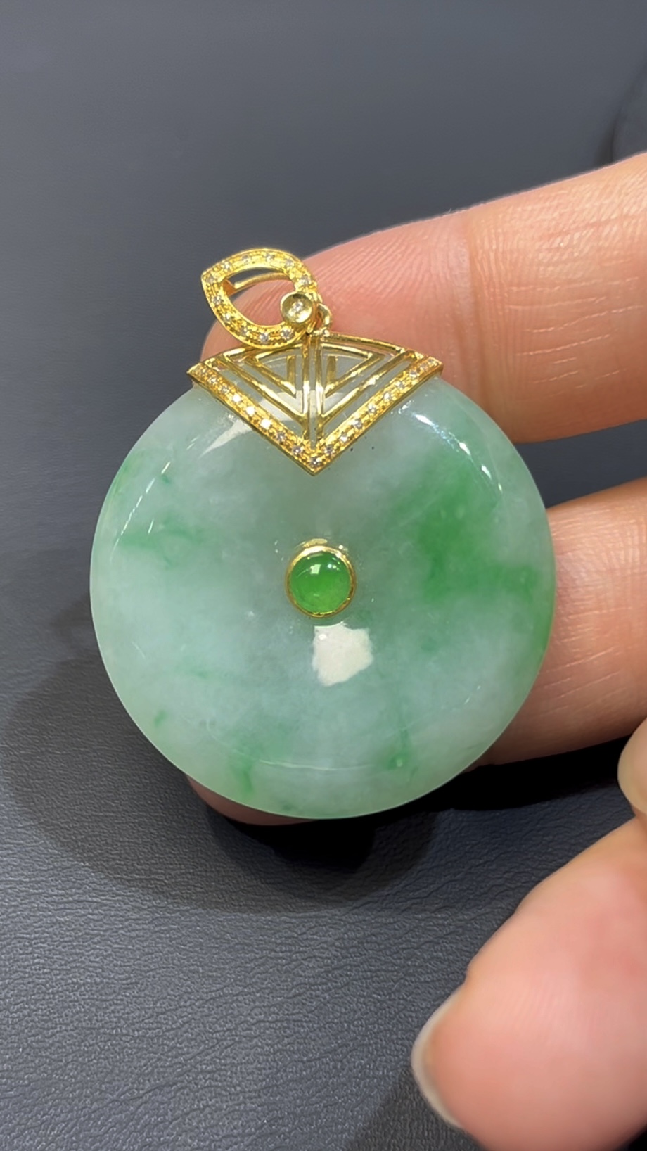 飄綠花翡翠平安扣吊墜|編號#591|天然翡翠 × 18K黃金扣|平安順遂 × 福氣吉祥翡翠推薦 7 飄綠花翡翠平安扣吊墜|編號#591|天然翡翠 × 18K黃金扣|平安順遂 × 福氣吉祥翡翠推薦 - Image 7