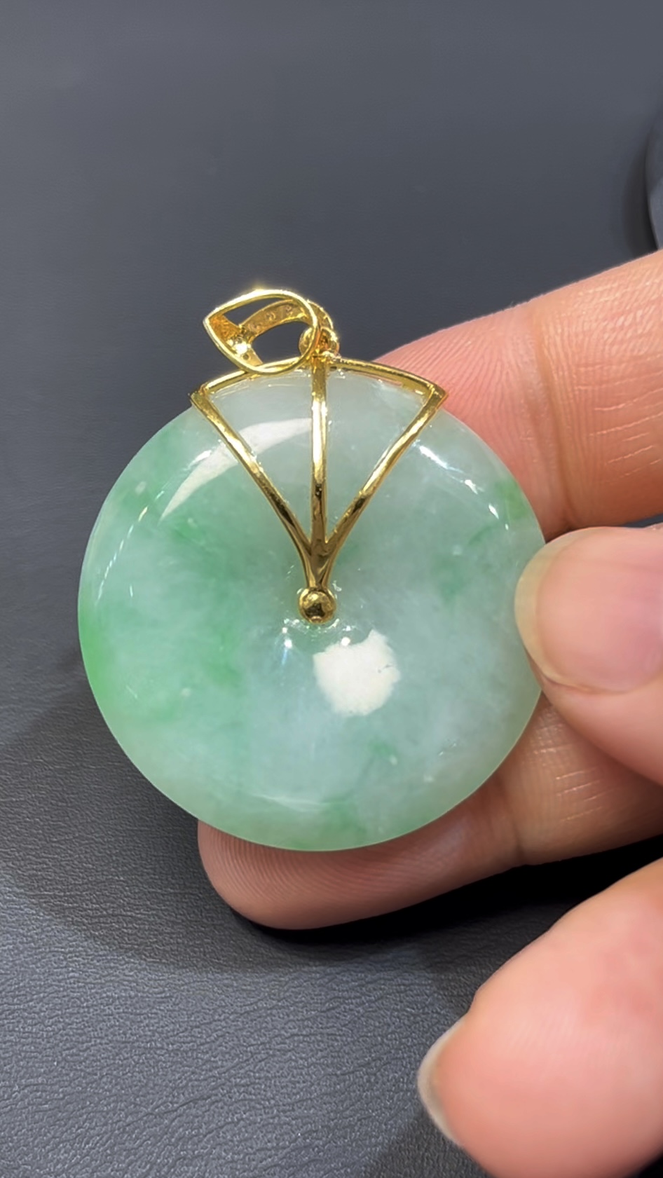 飄綠花翡翠平安扣吊墜|編號#591|天然翡翠 × 18K黃金扣|平安順遂 × 福氣吉祥翡翠推薦 8 飄綠花翡翠平安扣吊墜|編號#591|天然翡翠 × 18K黃金扣|平安順遂 × 福氣吉祥翡翠推薦 - Image 8