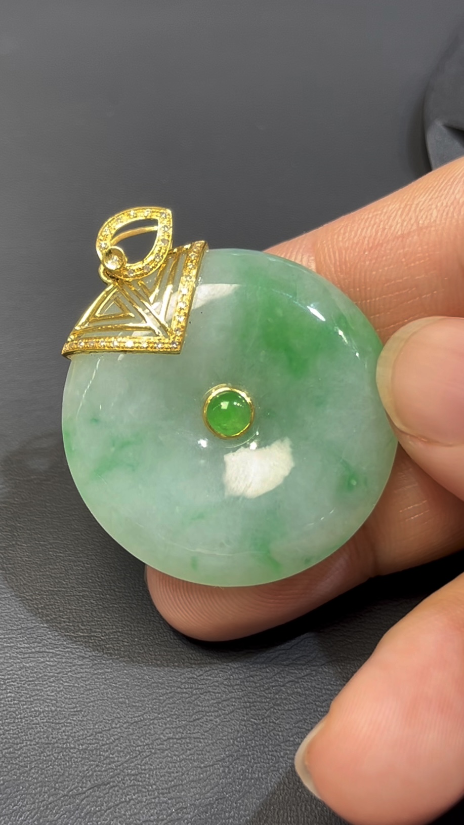 飄綠花翡翠平安扣吊墜|編號#591|天然翡翠 × 18K黃金扣|平安順遂 × 福氣吉祥翡翠推薦 9 飄綠花翡翠平安扣吊墜|編號#591|天然翡翠 × 18K黃金扣|平安順遂 × 福氣吉祥翡翠推薦 - Image 9
