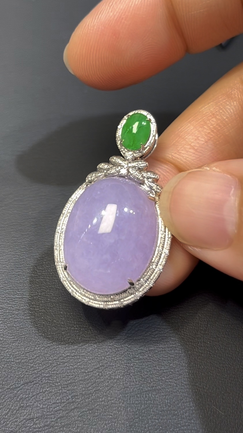紫羅蘭翡翠蛋面吊墜|編號#592|天然翡翠 × 18K白金扣|高貴典雅 × 女性氣質翡翠推薦 2 紫羅蘭翡翠蛋面吊墜|編號#592|天然翡翠 × 18K白金扣|高貴典雅 × 女性氣質翡翠推薦 - Image 2
