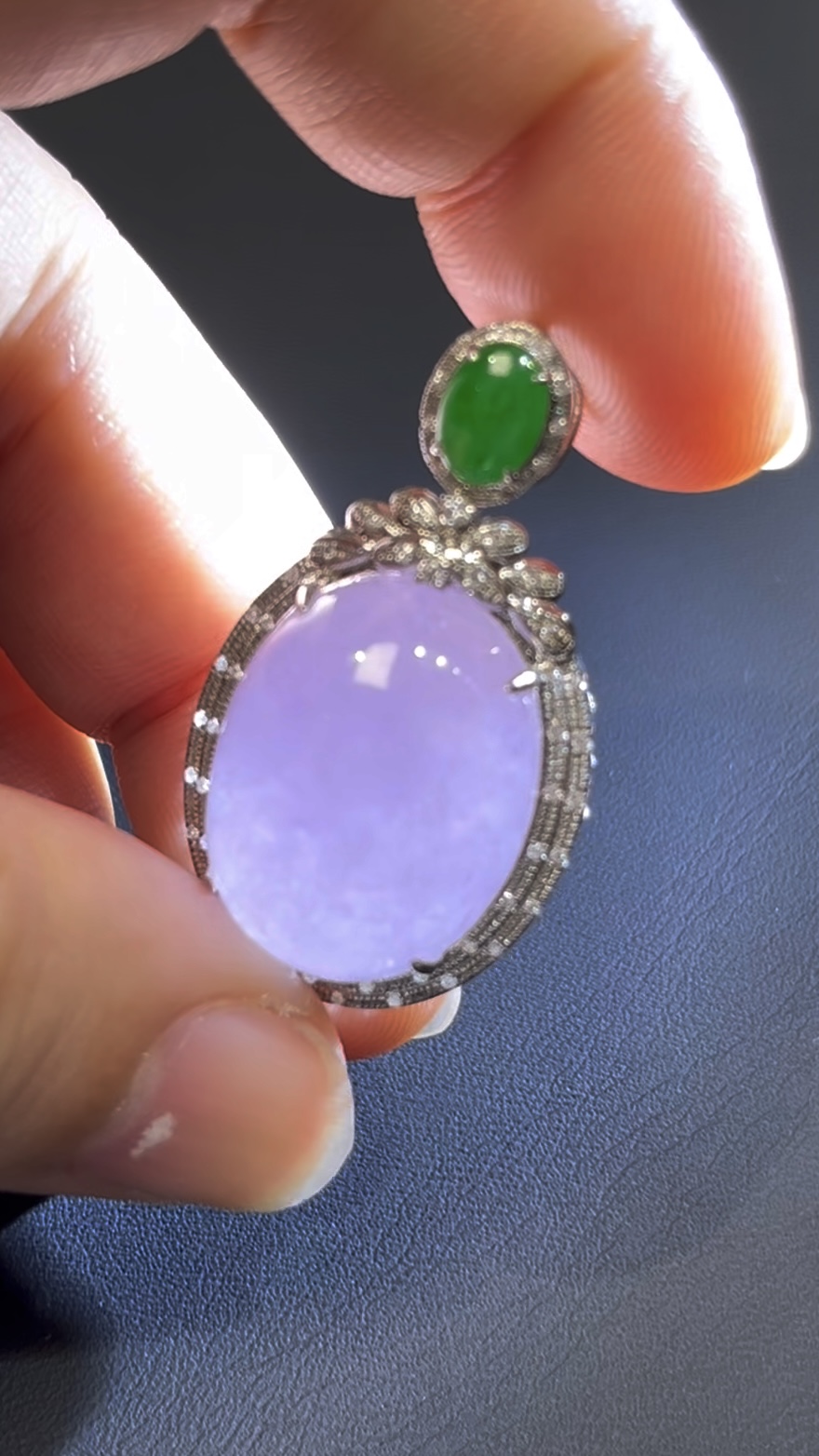 紫羅蘭翡翠蛋面吊墜|編號#592|天然翡翠 × 18K白金扣|高貴典雅 × 女性氣質翡翠推薦 3 紫羅蘭翡翠蛋面吊墜|編號#592|天然翡翠 × 18K白金扣|高貴典雅 × 女性氣質翡翠推薦 - Image 3