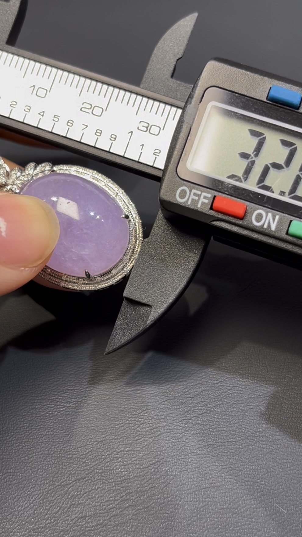 紫羅蘭翡翠蛋面吊墜|編號#592|天然翡翠 × 18K白金扣|高貴典雅 × 女性氣質翡翠推薦 8 紫羅蘭翡翠蛋面吊墜|編號#592|天然翡翠 × 18K白金扣|高貴典雅 × 女性氣質翡翠推薦 - Image 8