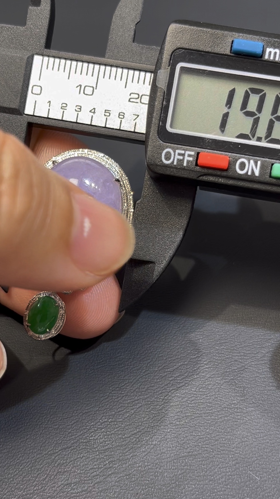 紫羅蘭翡翠蛋面吊墜|編號#592|天然翡翠 × 18K白金扣|高貴典雅 × 女性氣質翡翠推薦 9 紫羅蘭翡翠蛋面吊墜|編號#592|天然翡翠 × 18K白金扣|高貴典雅 × 女性氣質翡翠推薦 - Image 9