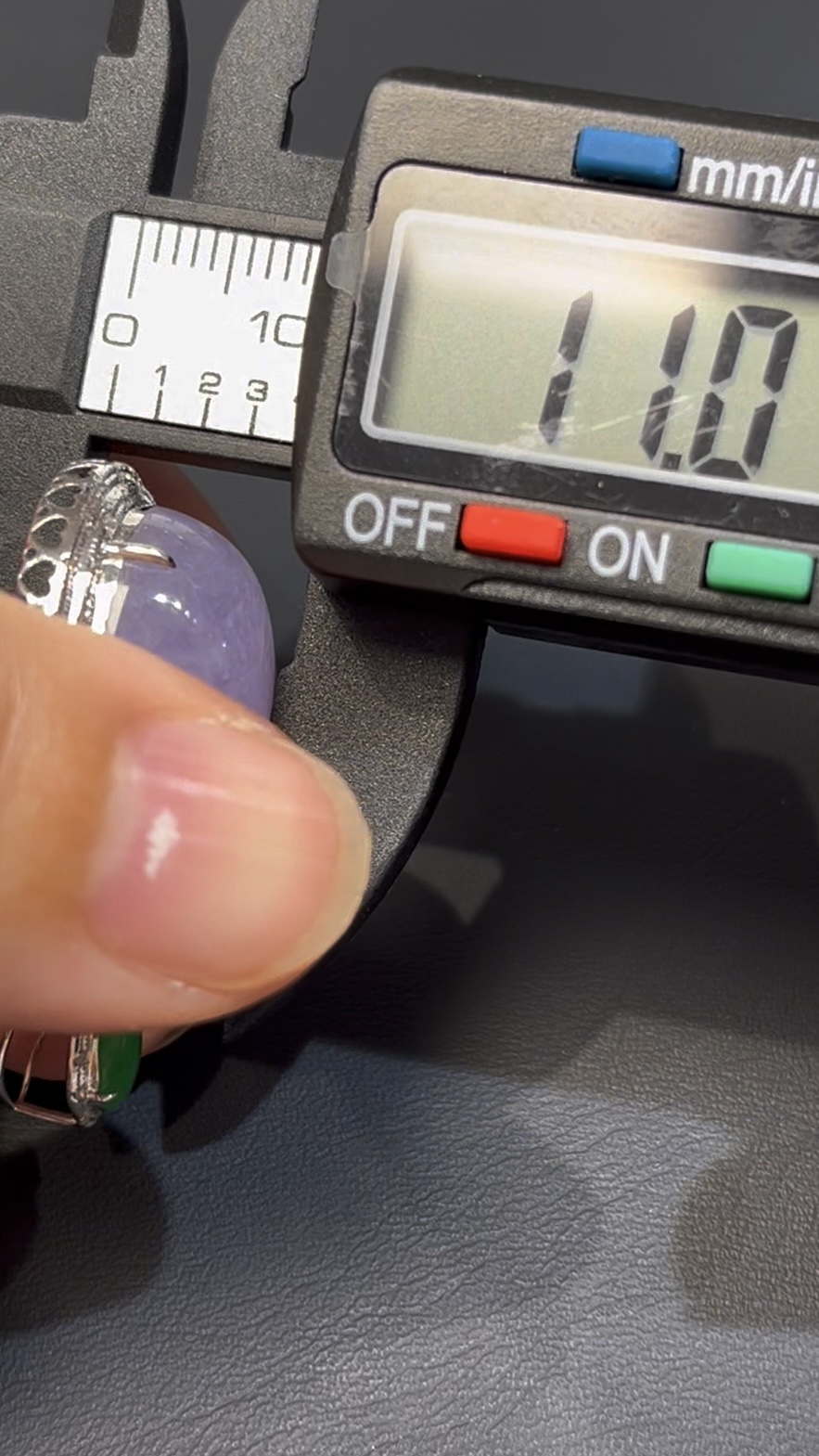 紫羅蘭翡翠蛋面吊墜|編號#592|天然翡翠 × 18K白金扣|高貴典雅 × 女性氣質翡翠推薦 10 紫羅蘭翡翠蛋面吊墜|編號#592|天然翡翠 × 18K白金扣|高貴典雅 × 女性氣質翡翠推薦 - Image 10