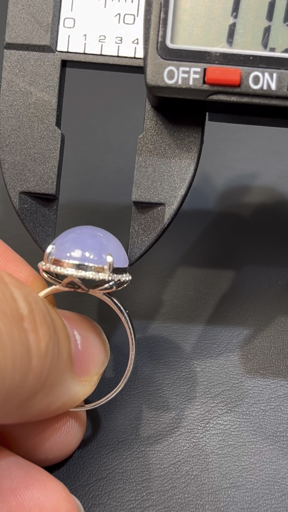 紫羅蘭翡翠蛋面戒指|編號#593|天然翡翠 × 18K白金戒托|高貴典雅 × 女性翡翠戒指推薦 4 紫羅蘭翡翠蛋面戒指|編號#593|天然翡翠 × 18K白金戒托|高貴典雅 × 女性翡翠戒指推薦 - Image 4