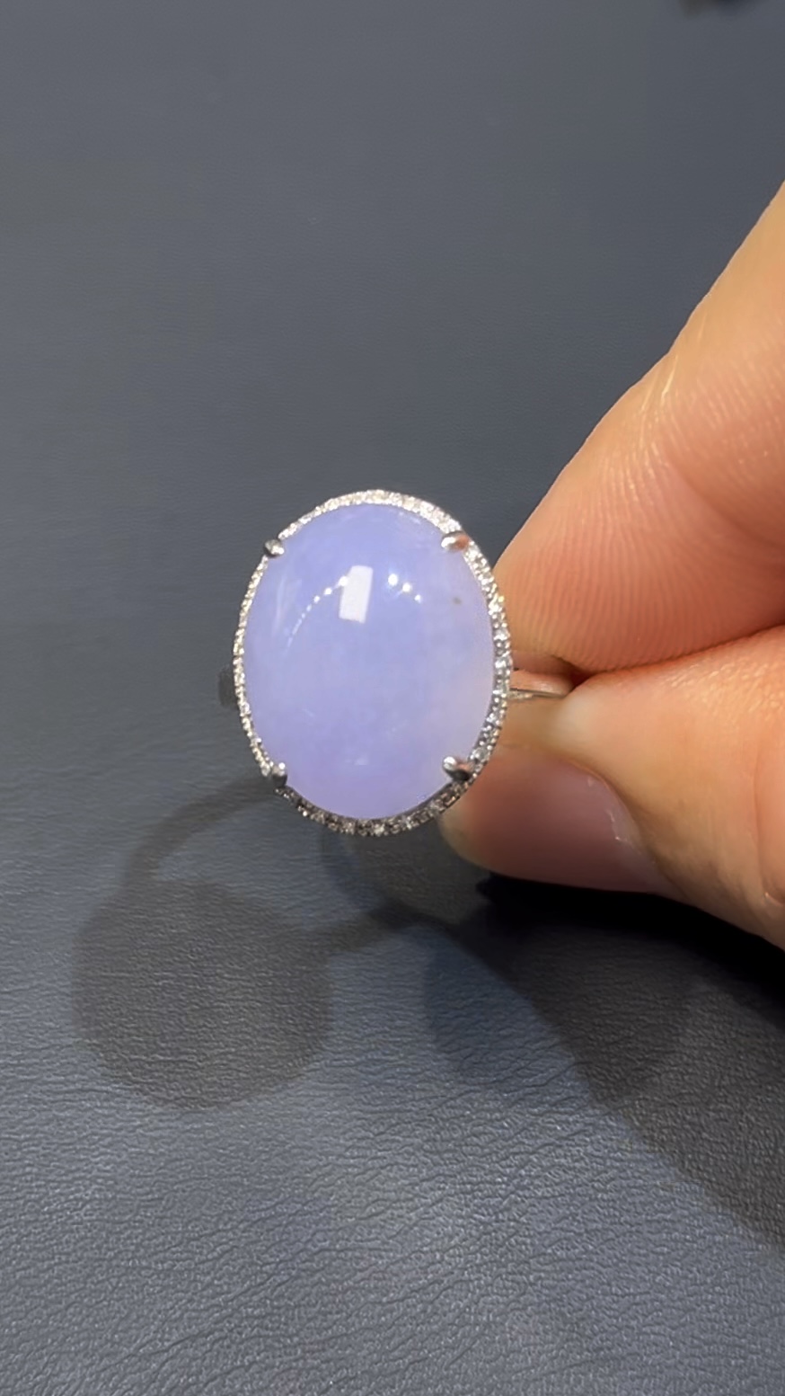 紫羅蘭翡翠蛋面戒指|編號#593|天然翡翠 × 18K白金戒托|高貴典雅 × 女性翡翠戒指推薦 9 紫羅蘭翡翠蛋面戒指|編號#593|天然翡翠 × 18K白金戒托|高貴典雅 × 女性翡翠戒指推薦 - Image 9