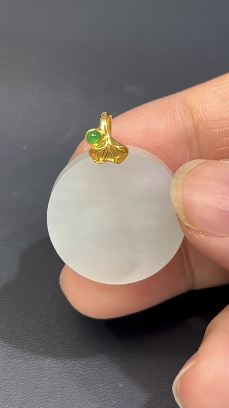 白色翡翠無事牌|留白美學 × 18K黃金鑲嵌 × 無事即福|編號 #601 4 白色翡翠無事牌|留白美學 × 18K黃金鑲嵌 × 無事即福|編號 #601 - Image 4