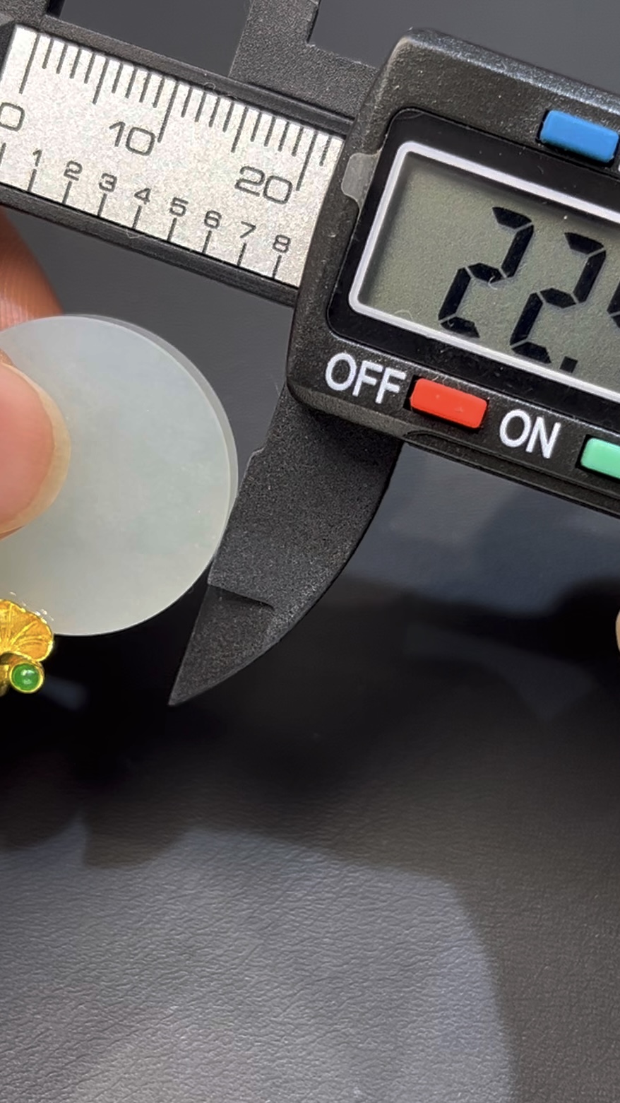 白色翡翠無事牌|留白美學 × 18K黃金鑲嵌 × 無事即福|編號 #601 5 白色翡翠無事牌|留白美學 × 18K黃金鑲嵌 × 無事即福|編號 #601 - Image 5