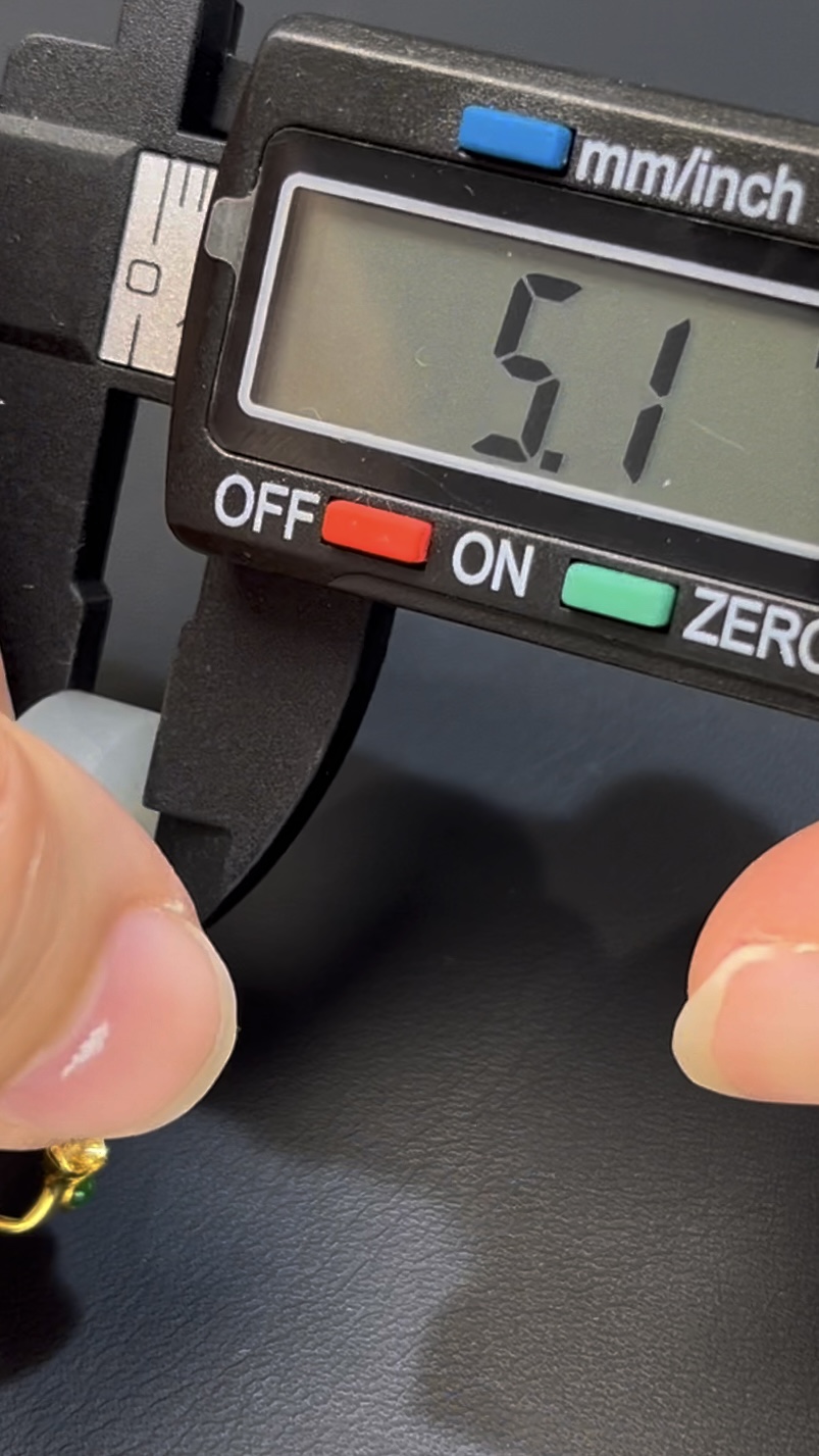 白色翡翠無事牌|留白美學 × 18K黃金鑲嵌 × 無事即福|編號 #601 6 白色翡翠無事牌|留白美學 × 18K黃金鑲嵌 × 無事即福|編號 #601 - Image 6