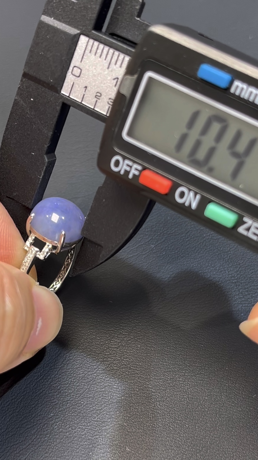 紫羅蘭翡翠蛋面|濃郁紫色 × 18K白金鑲嵌 × 簡約高雅|編號 #602 2 紫羅蘭翡翠蛋面|濃郁紫色 × 18K白金鑲嵌 × 簡約高雅|編號 #602 - Image 2