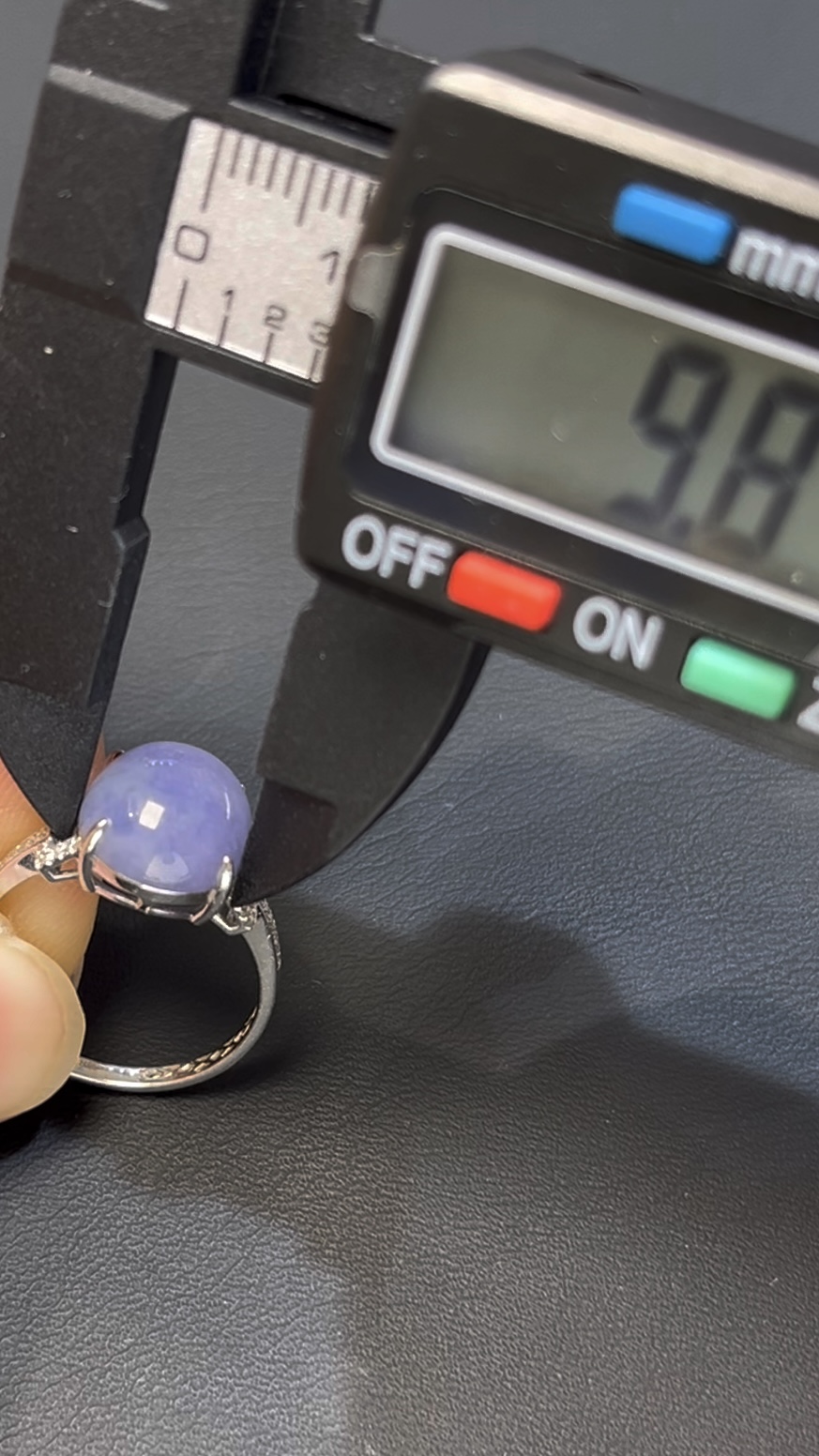 紫羅蘭翡翠蛋面|濃郁紫色 × 18K白金鑲嵌 × 簡約高雅|編號 #602 3 紫羅蘭翡翠蛋面|濃郁紫色 × 18K白金鑲嵌 × 簡約高雅|編號 #602 - Image 3