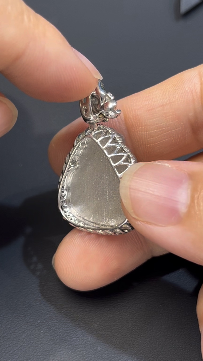 翡翠Q版財神吊墜|笑呵呵招財進寶 × 18K白金鑽石包圍|編號 #604 3 翡翠Q版財神吊墜|笑呵呵招財進寶 × 18K白金鑽石包圍|編號 #604 - Image 3