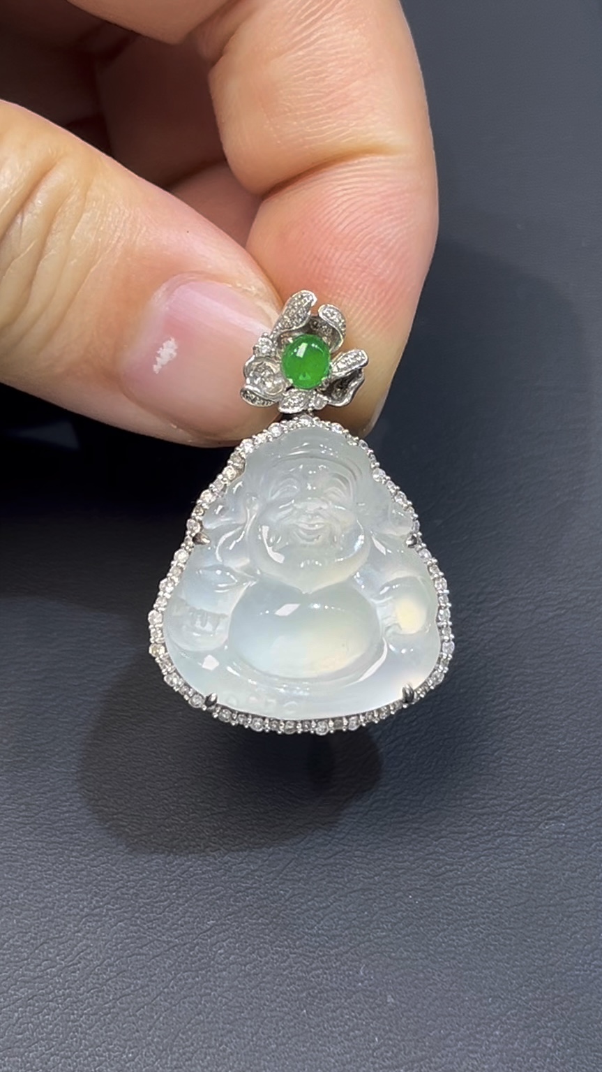 翡翠Q版財神吊墜|笑呵呵招財進寶 × 18K白金鑽石包圍|編號 #604 4 翡翠Q版財神吊墜|笑呵呵招財進寶 × 18K白金鑽石包圍|編號 #604 - Image 4