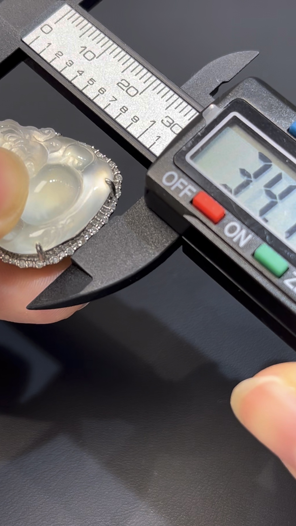 翡翠Q版財神吊墜|笑呵呵招財進寶 × 18K白金鑽石包圍|編號 #604 6 翡翠Q版財神吊墜|笑呵呵招財進寶 × 18K白金鑽石包圍|編號 #604 - Image 6