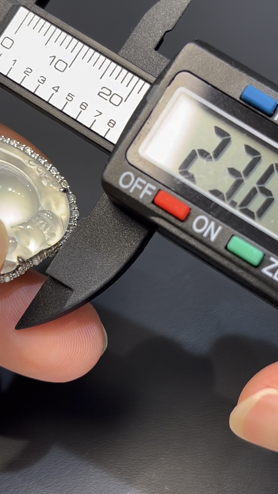 翡翠Q版財神吊墜|笑呵呵招財進寶 × 18K白金鑽石包圍|編號 #604 7 翡翠Q版財神吊墜|笑呵呵招財進寶 × 18K白金鑽石包圍|編號 #604 - Image 7