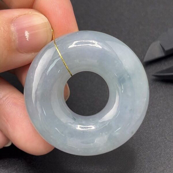 天然紫羅蘭翡翠材質，色澤高雅，質地細膩，象徵尊貴與靈性 編號#624