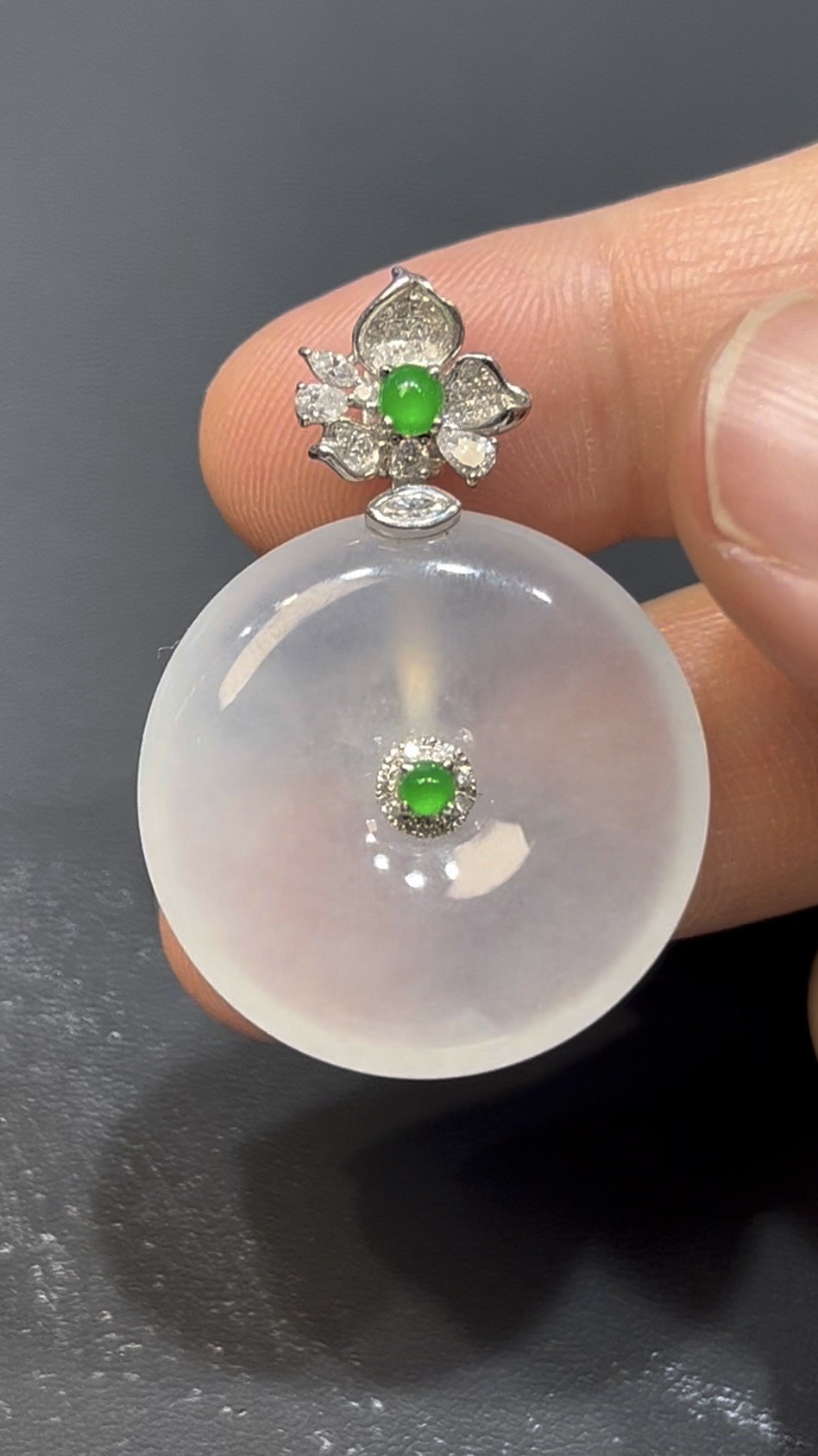 翡翠平安扣吊墜|天然白翡翠+18K白金|花形扣頭設計典雅高貴 編號#627 1 翡翠平安扣吊墜|天然白翡翠+18K白金|花形扣頭設計典雅高貴 編號#627