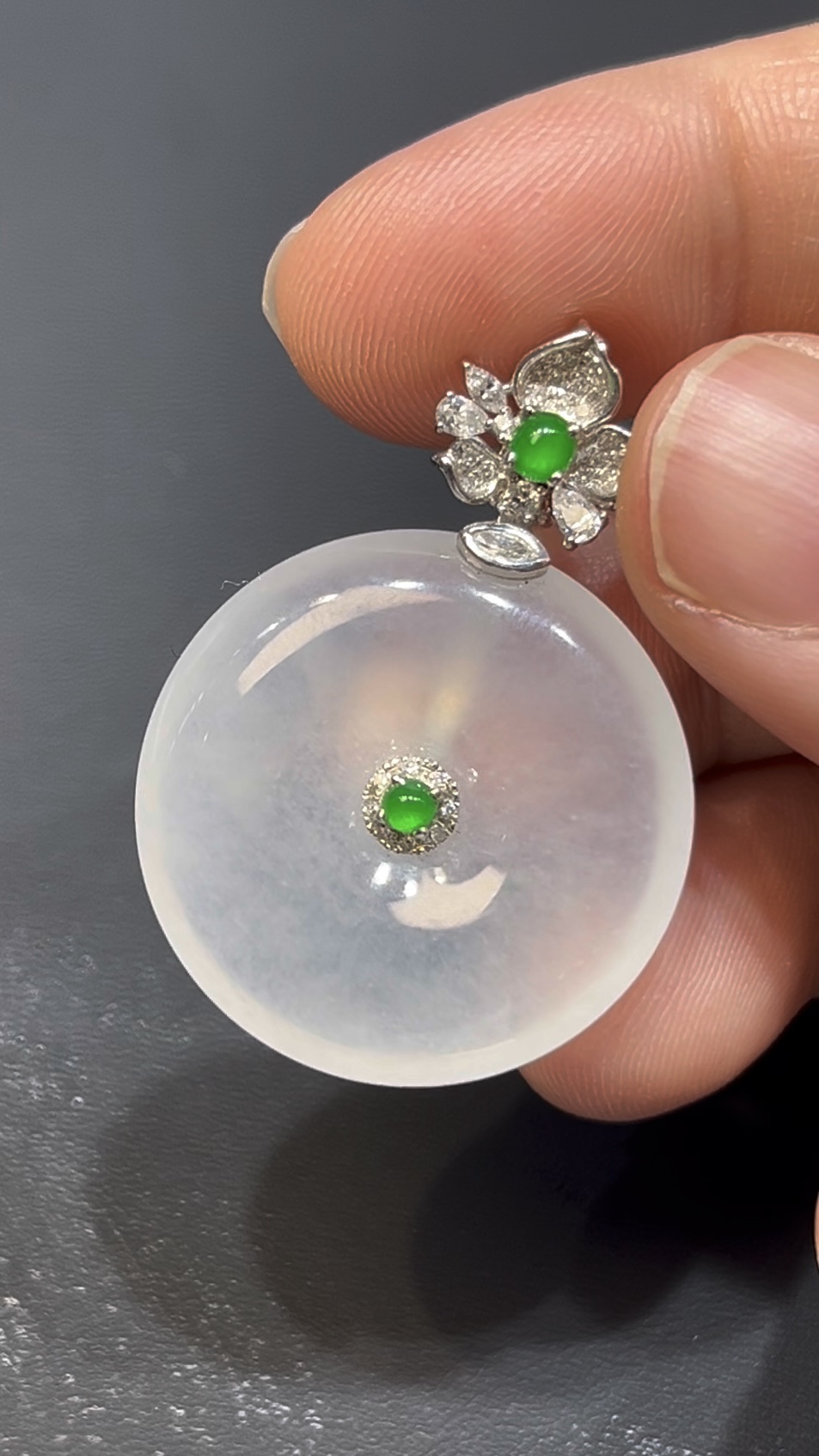 翡翠平安扣吊墜|天然白翡翠+18K白金|花形扣頭設計典雅高貴 編號#627 2 翡翠平安扣吊墜|天然白翡翠+18K白金|花形扣頭設計典雅高貴 編號#627 - Image 2