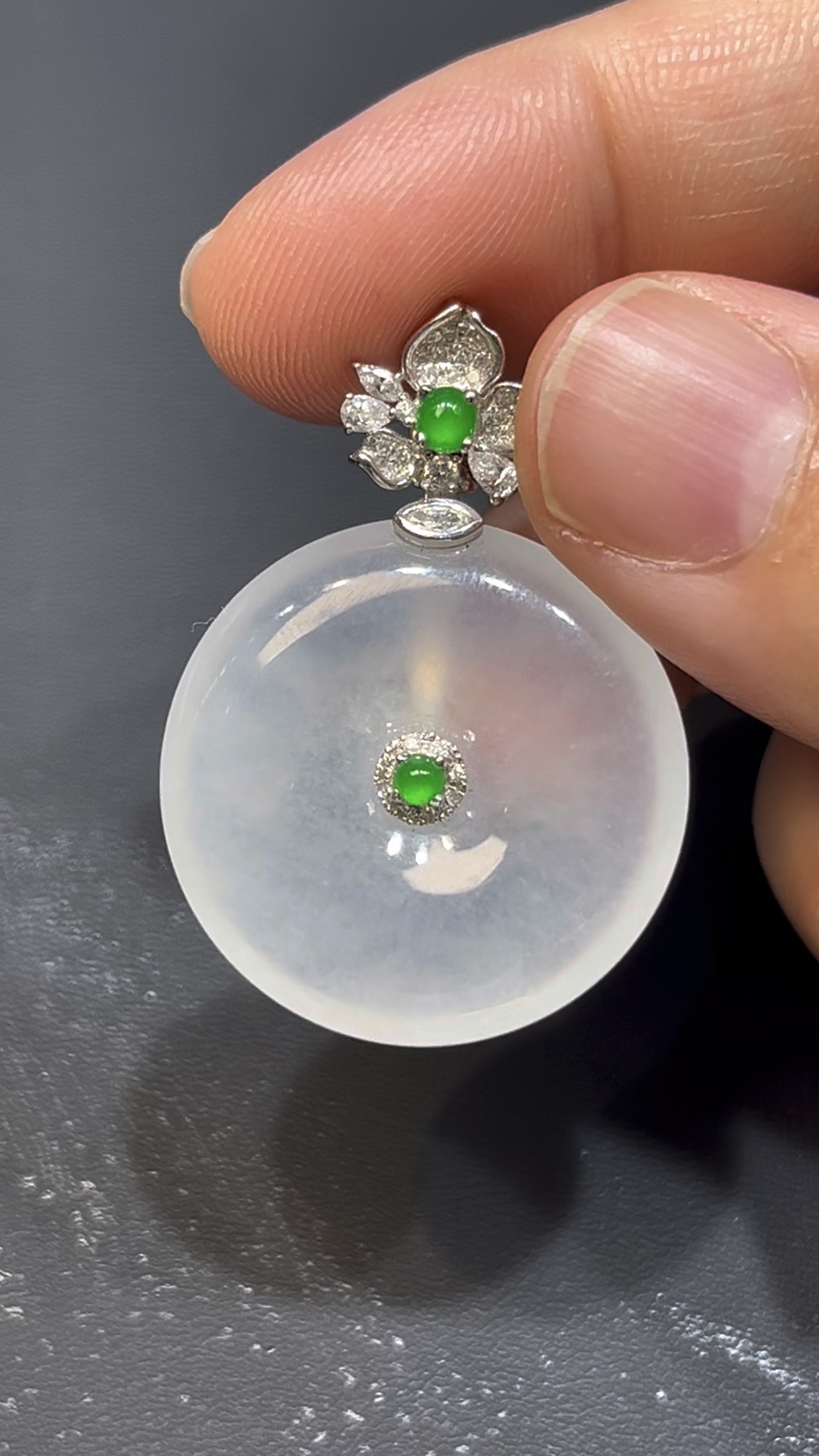 翡翠平安扣吊墜|天然白翡翠+18K白金|花形扣頭設計典雅高貴 編號#627 4 翡翠平安扣吊墜|天然白翡翠+18K白金|花形扣頭設計典雅高貴 編號#627 - Image 4