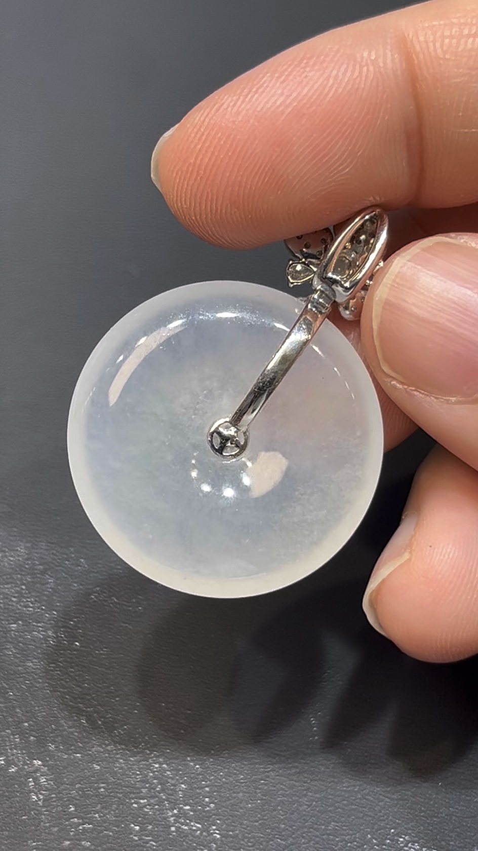 翡翠平安扣吊墜|天然白翡翠+18K白金|花形扣頭設計典雅高貴 編號#627 5 翡翠平安扣吊墜|天然白翡翠+18K白金|花形扣頭設計典雅高貴 編號#627 - Image 5