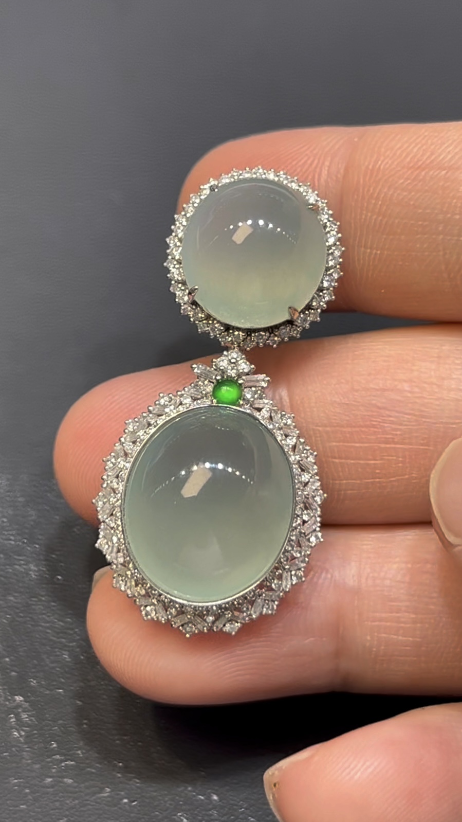 天然冰透翡翠蛋面吊墜|18K白金鑲嵌+層疊鑽石設計|高級珠寶收藏推薦 編號#628 2 天然冰透翡翠蛋面吊墜|18K白金鑲嵌+層疊鑽石設計|高級珠寶收藏推薦 編號#628 - Image 2