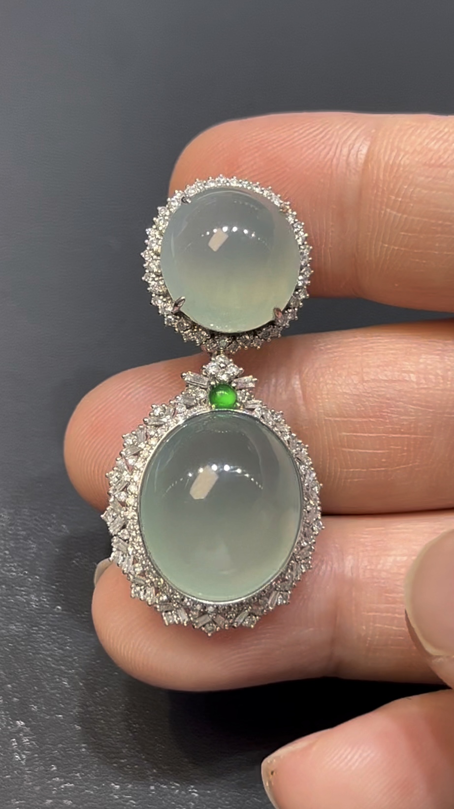 天然冰透翡翠蛋面吊墜|18K白金鑲嵌+層疊鑽石設計|高級珠寶收藏推薦 編號#628 3 天然冰透翡翠蛋面吊墜|18K白金鑲嵌+層疊鑽石設計|高級珠寶收藏推薦 編號#628 - Image 3