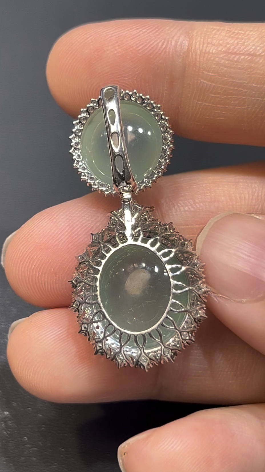 天然冰透翡翠蛋面吊墜|18K白金鑲嵌+層疊鑽石設計|高級珠寶收藏推薦 編號#628 4 天然冰透翡翠蛋面吊墜|18K白金鑲嵌+層疊鑽石設計|高級珠寶收藏推薦 編號#628 - Image 4