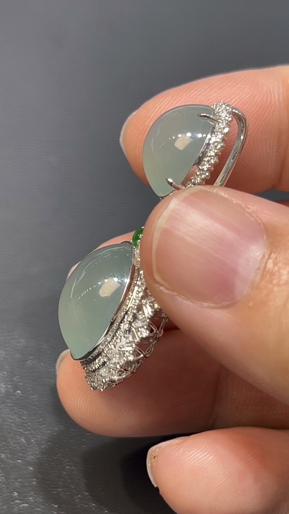 天然冰透翡翠蛋面吊墜|18K白金鑲嵌+層疊鑽石設計|高級珠寶收藏推薦 編號#628 5 天然冰透翡翠蛋面吊墜|18K白金鑲嵌+層疊鑽石設計|高級珠寶收藏推薦 編號#628 - Image 5