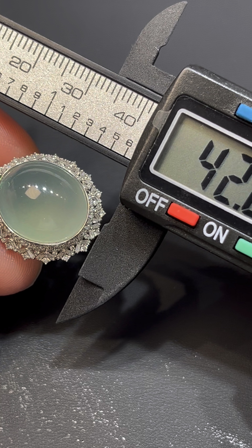 天然冰透翡翠蛋面吊墜|18K白金鑲嵌+層疊鑽石設計|高級珠寶收藏推薦 編號#628 6 天然冰透翡翠蛋面吊墜|18K白金鑲嵌+層疊鑽石設計|高級珠寶收藏推薦 編號#628 - Image 6