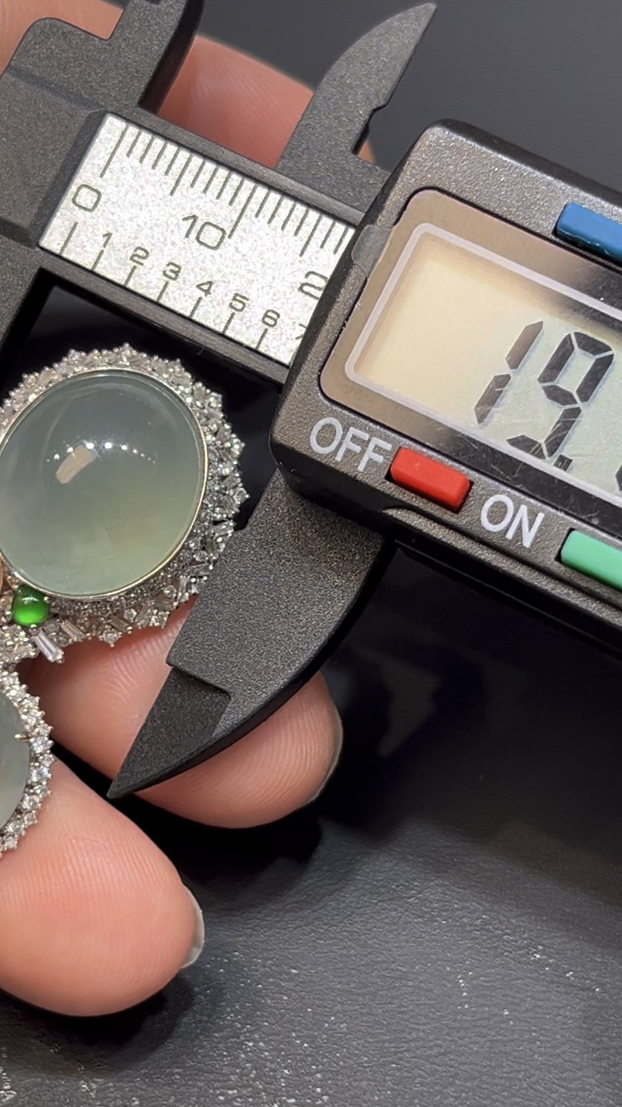 天然冰透翡翠蛋面吊墜|18K白金鑲嵌+層疊鑽石設計|高級珠寶收藏推薦 編號#628 7 天然冰透翡翠蛋面吊墜|18K白金鑲嵌+層疊鑽石設計|高級珠寶收藏推薦 編號#628 - Image 7