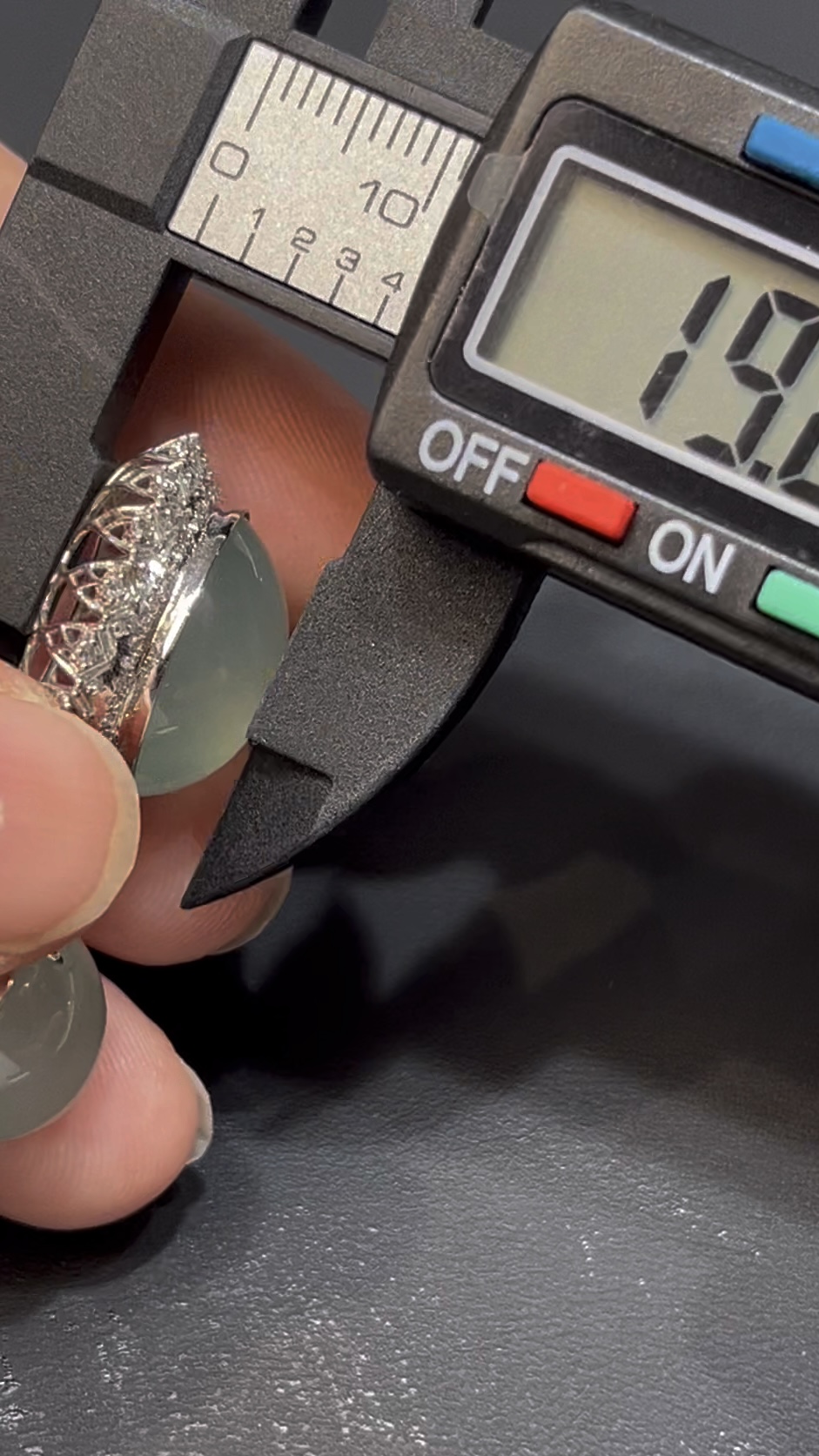 天然冰透翡翠蛋面吊墜|18K白金鑲嵌+層疊鑽石設計|高級珠寶收藏推薦 編號#628 8 天然冰透翡翠蛋面吊墜|18K白金鑲嵌+層疊鑽石設計|高級珠寶收藏推薦 編號#628 - Image 8