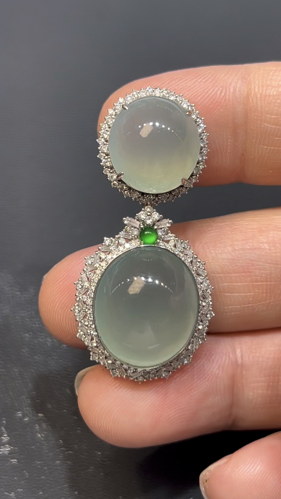 天然冰透翡翠蛋面吊墜|18K白金鑲嵌+層疊鑽石設計|高級珠寶收藏推薦 編號#628 9 天然冰透翡翠蛋面吊墜|18K白金鑲嵌+層疊鑽石設計|高級珠寶收藏推薦 編號#628 - Image 9