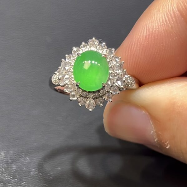 天然冰透鮮綠翡翠蛋面戒指｜18K白金鑲嵌＋層疊鑽石設計｜高級珠寶典藏推薦 編號#629