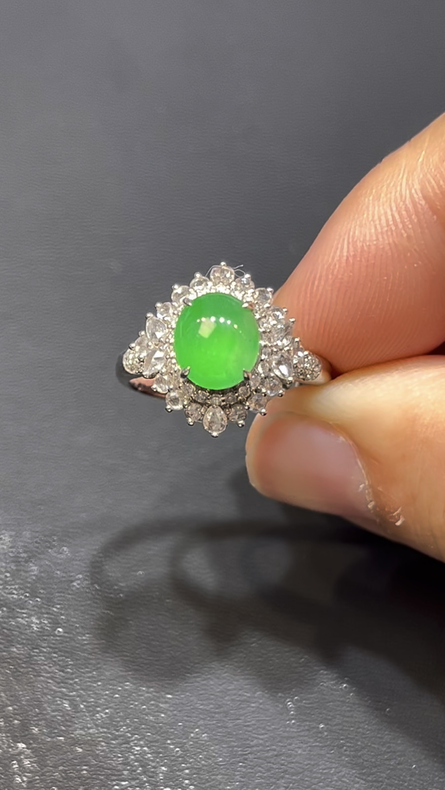 天然冰透鮮綠翡翠蛋面戒指|18K白金鑲嵌+層疊鑽石設計|高級珠寶典藏推薦 編號#629 1 天然冰透鮮綠翡翠蛋面戒指|18K白金鑲嵌+層疊鑽石設計|高級珠寶典藏推薦 編號#629