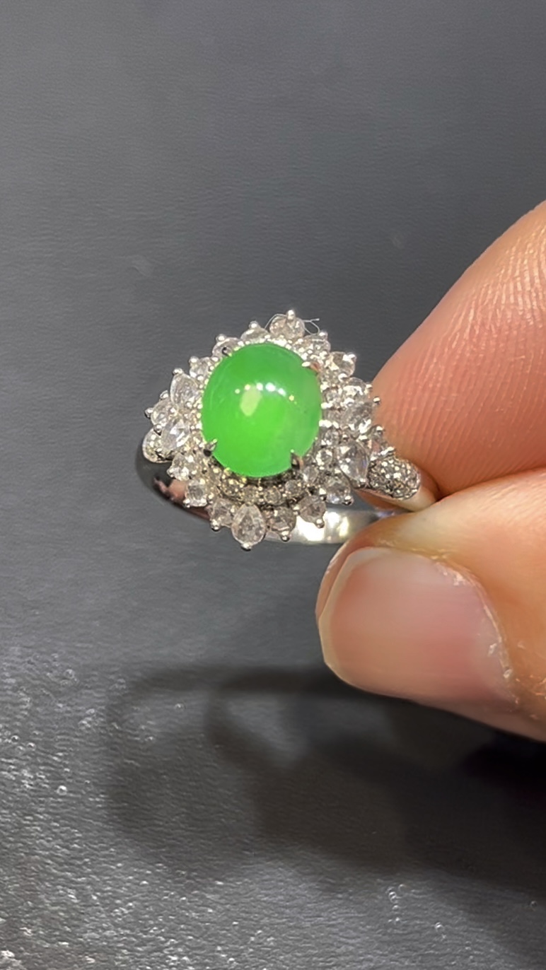天然冰透鮮綠翡翠蛋面戒指|18K白金鑲嵌+層疊鑽石設計|高級珠寶典藏推薦 編號#629 2 天然冰透鮮綠翡翠蛋面戒指|18K白金鑲嵌+層疊鑽石設計|高級珠寶典藏推薦 編號#629 - Image 2