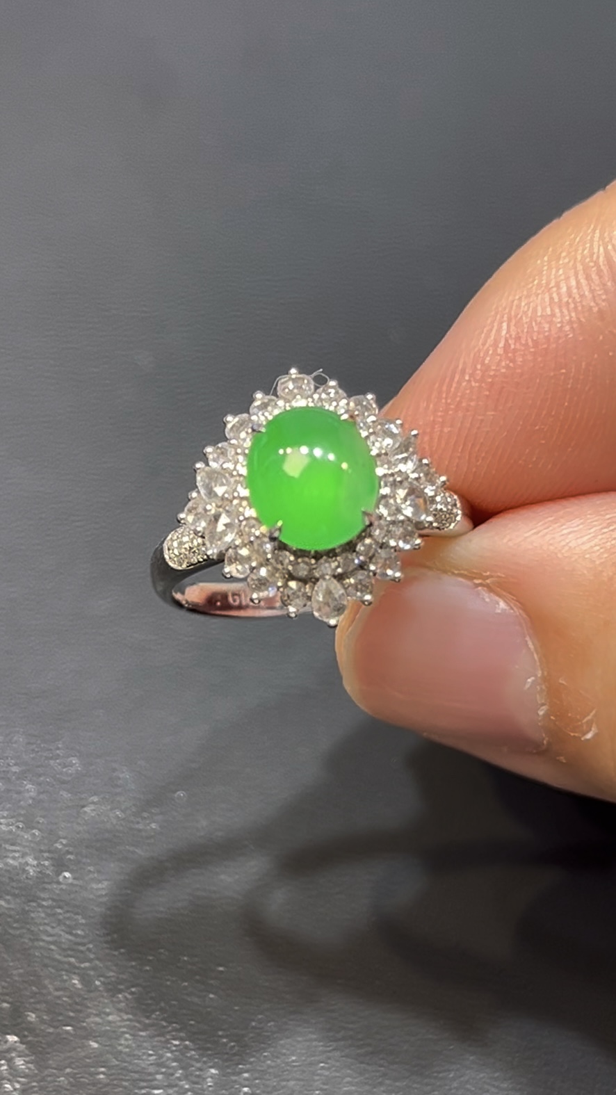 天然冰透鮮綠翡翠蛋面戒指|18K白金鑲嵌+層疊鑽石設計|高級珠寶典藏推薦 編號#629 3 天然冰透鮮綠翡翠蛋面戒指|18K白金鑲嵌+層疊鑽石設計|高級珠寶典藏推薦 編號#629 - Image 3