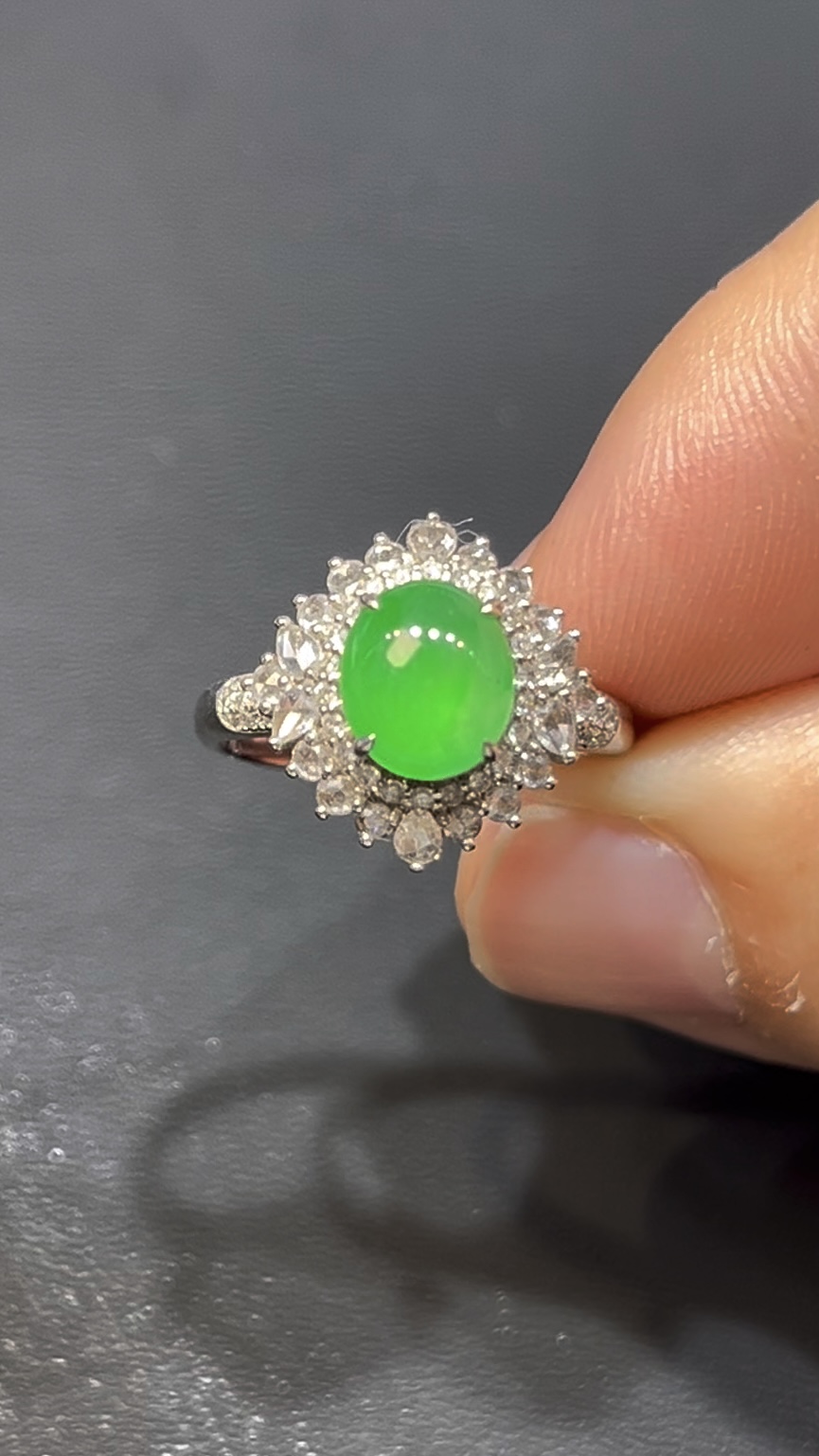 天然冰透鮮綠翡翠蛋面戒指|18K白金鑲嵌+層疊鑽石設計|高級珠寶典藏推薦 編號#629 4 天然冰透鮮綠翡翠蛋面戒指|18K白金鑲嵌+層疊鑽石設計|高級珠寶典藏推薦 編號#629 - Image 4