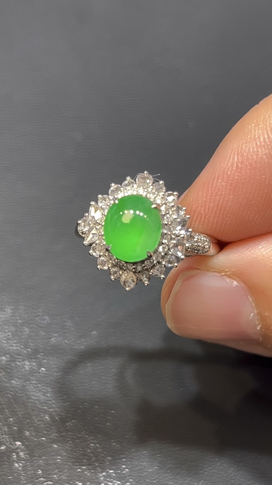 天然冰透鮮綠翡翠蛋面戒指|18K白金鑲嵌+層疊鑽石設計|高級珠寶典藏推薦 編號#629 5 天然冰透鮮綠翡翠蛋面戒指|18K白金鑲嵌+層疊鑽石設計|高級珠寶典藏推薦 編號#629 - Image 5