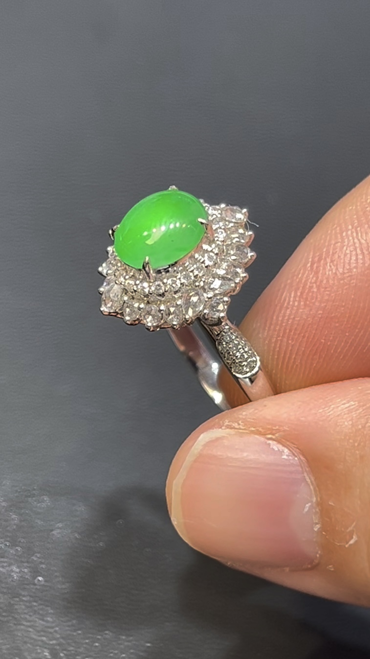 天然冰透鮮綠翡翠蛋面戒指|18K白金鑲嵌+層疊鑽石設計|高級珠寶典藏推薦 編號#629 6 天然冰透鮮綠翡翠蛋面戒指|18K白金鑲嵌+層疊鑽石設計|高級珠寶典藏推薦 編號#629 - Image 6