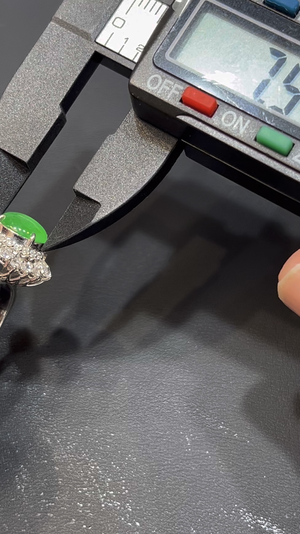 天然冰透鮮綠翡翠蛋面戒指|18K白金鑲嵌+層疊鑽石設計|高級珠寶典藏推薦 編號#629 7 天然冰透鮮綠翡翠蛋面戒指|18K白金鑲嵌+層疊鑽石設計|高級珠寶典藏推薦 編號#629 - Image 7