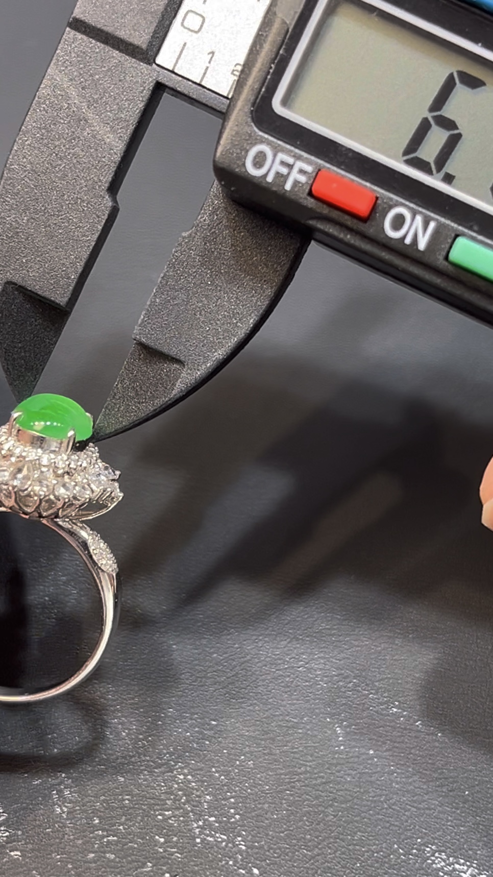 天然冰透鮮綠翡翠蛋面戒指|18K白金鑲嵌+層疊鑽石設計|高級珠寶典藏推薦 編號#629 8 天然冰透鮮綠翡翠蛋面戒指|18K白金鑲嵌+層疊鑽石設計|高級珠寶典藏推薦 編號#629 - Image 8