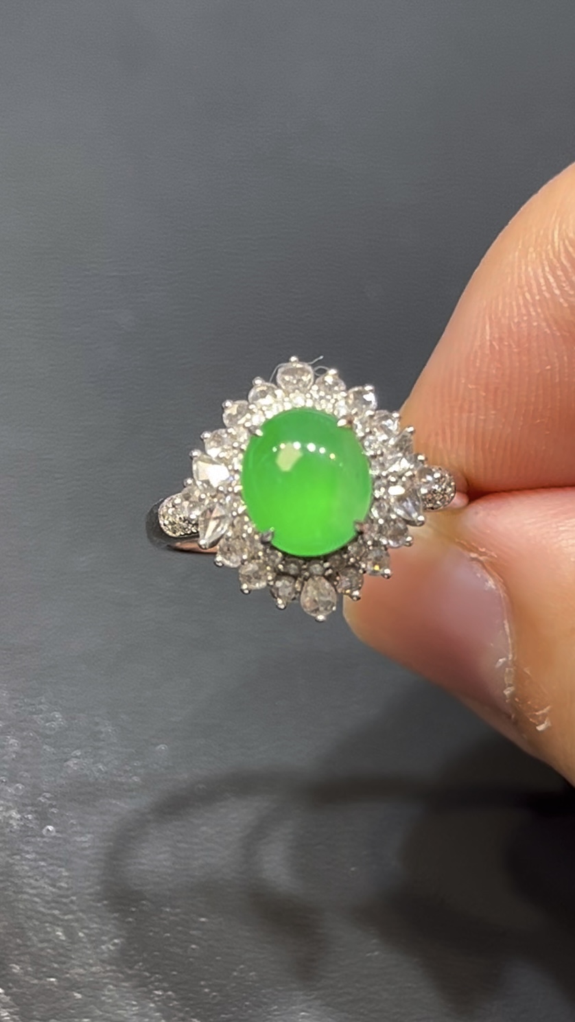 天然冰透鮮綠翡翠蛋面戒指|18K白金鑲嵌+層疊鑽石設計|高級珠寶典藏推薦 編號#629 9 天然冰透鮮綠翡翠蛋面戒指|18K白金鑲嵌+層疊鑽石設計|高級珠寶典藏推薦 編號#629 - Image 9