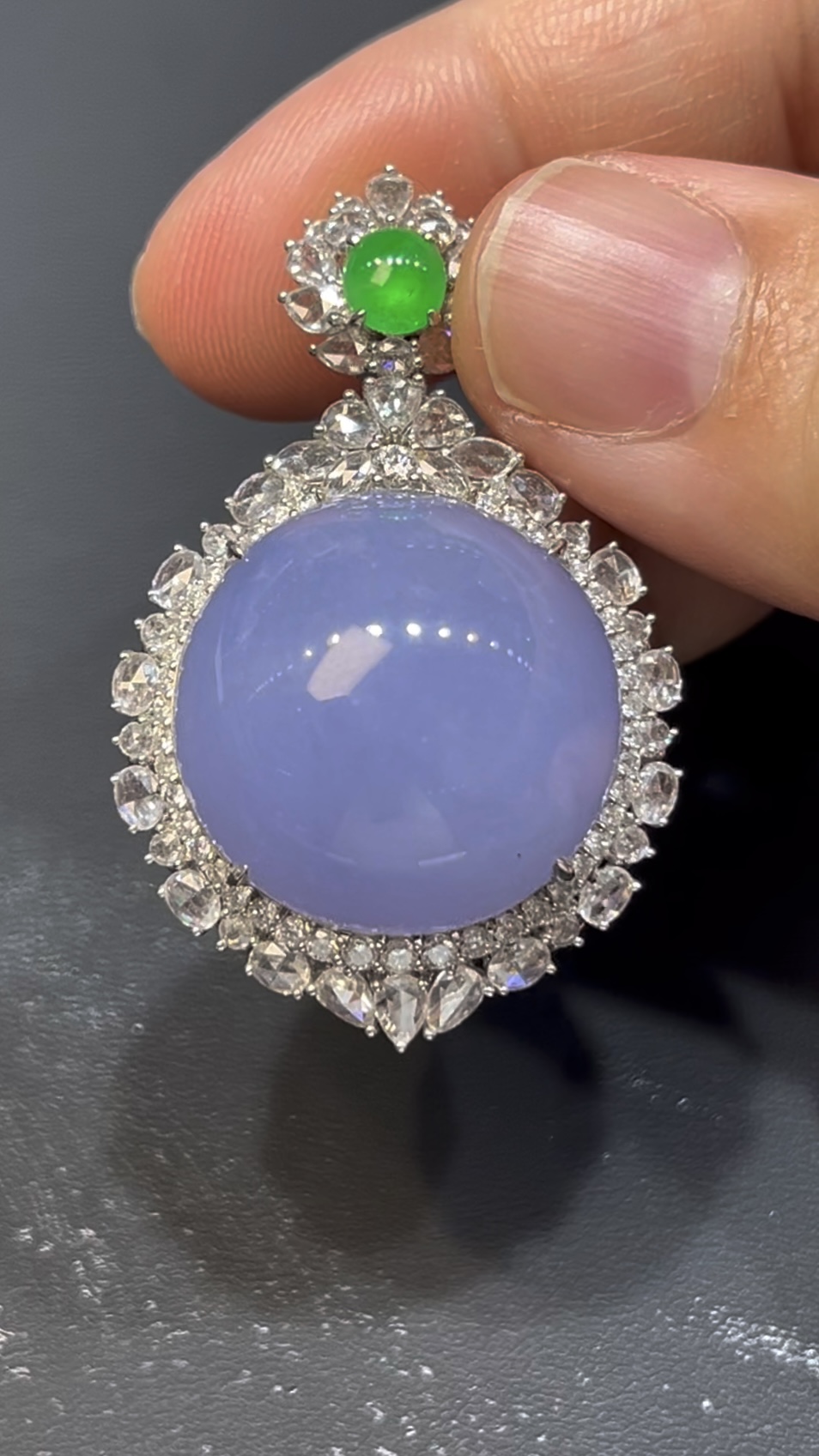 紫翡翠蛋面吊墜 編號633 18K白金鑲嵌 重鑽設計 大尺寸蛋面 高級珠寶推薦 編號#633 2 紫翡翠蛋面吊墜 編號633 18K白金鑲嵌 重鑽設計 大尺寸蛋面 高級珠寶推薦 編號#633 - Image 2